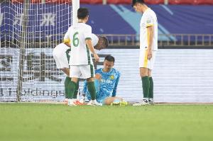 战术问题?国安门将连续两轮传球失误,造成韩佳奇重伤、侯森失球