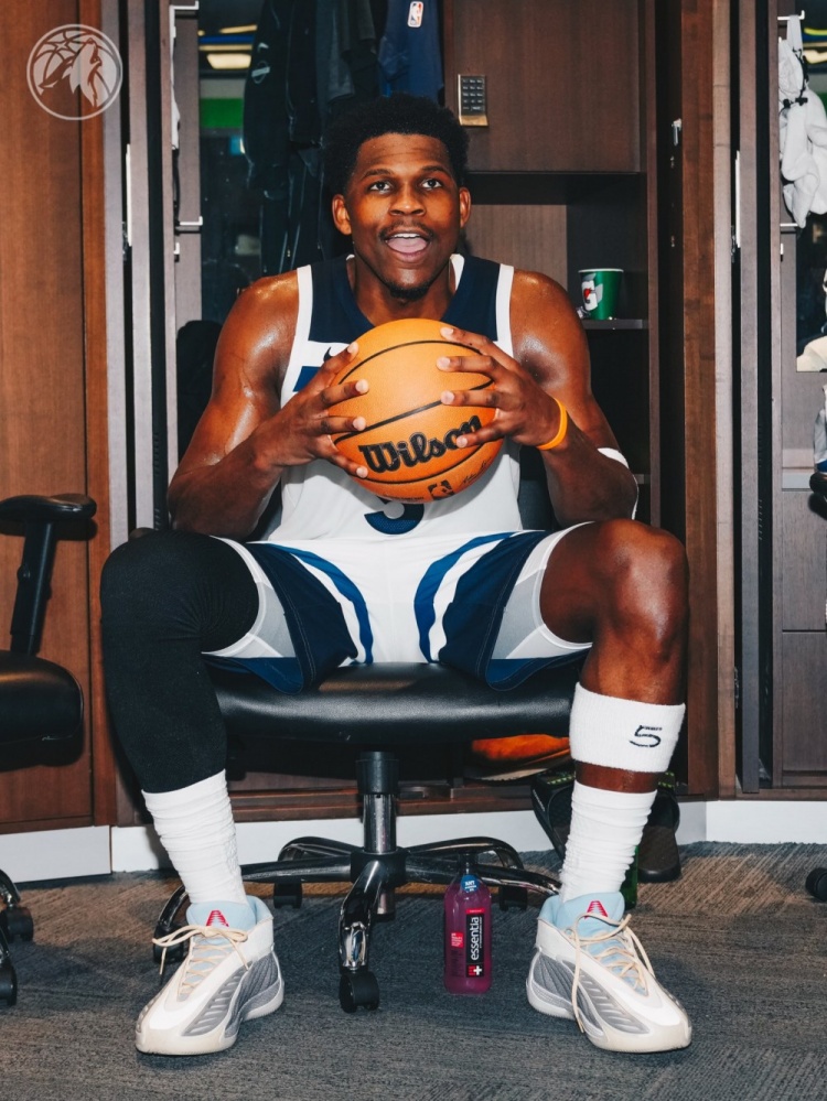 开云官网-达成一万分里程碑！爱德华兹赛后拿到了本场的比赛用球